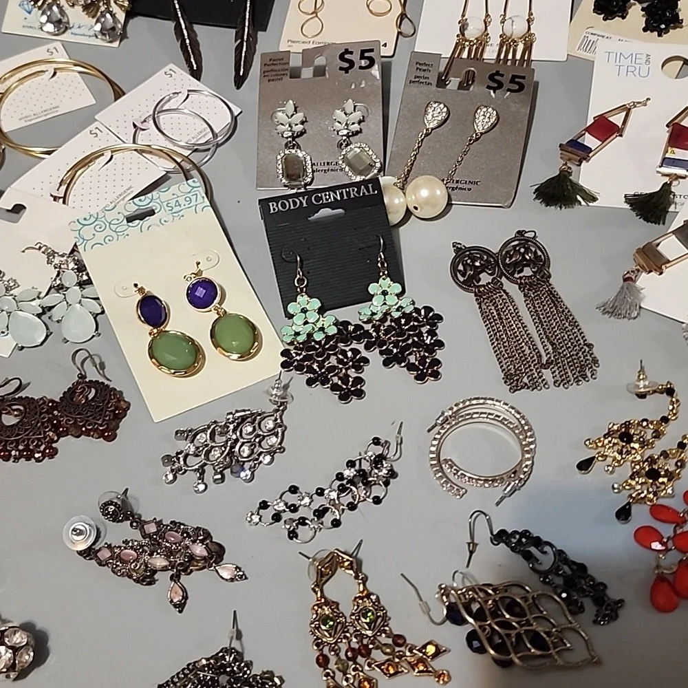 Bundle of 40 earrings